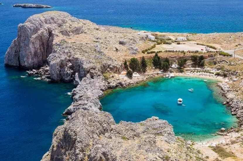 Ile trwa lot na Rodos? Czas przelotu z Polski i ważne informacje