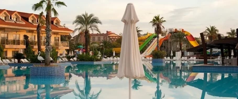 Czy biuro podróży może zmienić hotel? Poznaj swoje prawa i opcje