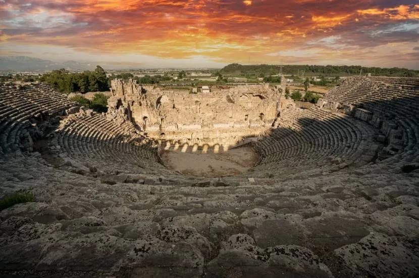 Ile trwa lot z Warszawy do Antalyi? Zaskakujące fakty o czasie przelotu